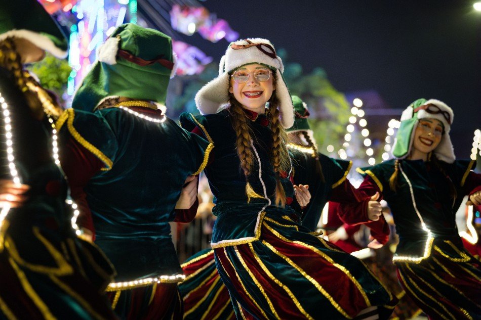 Segundo desfile do Natal em Blumenau ocorre na rua Alberto Stein nesta quarta-feira
