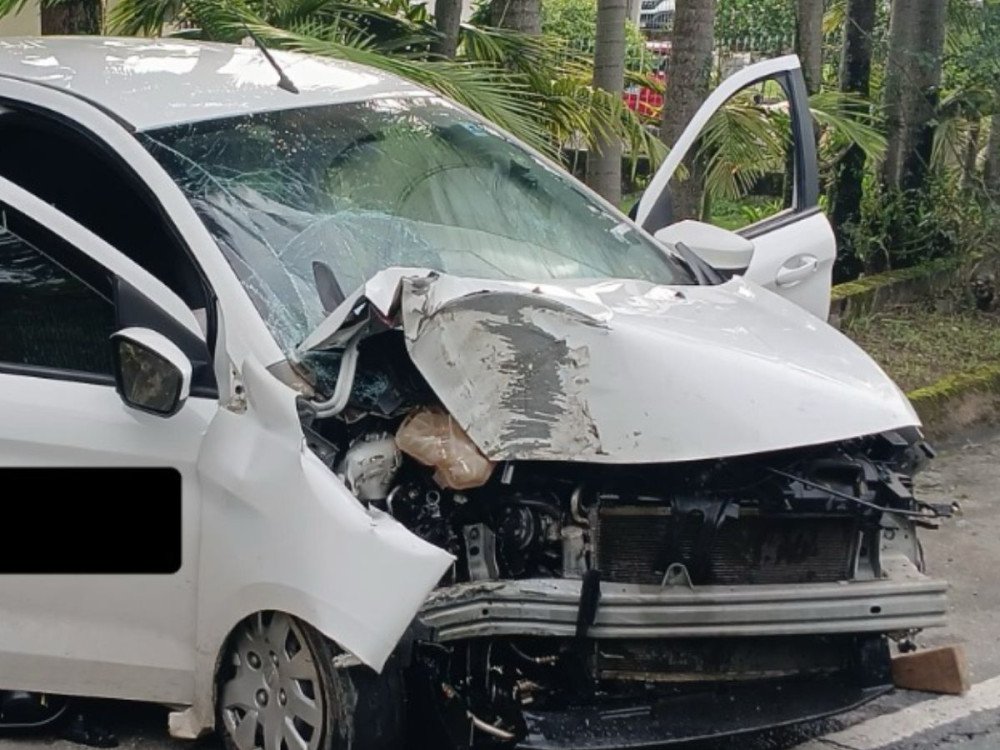 Motorista tem mal súbito e bate carro em poste em Indaial