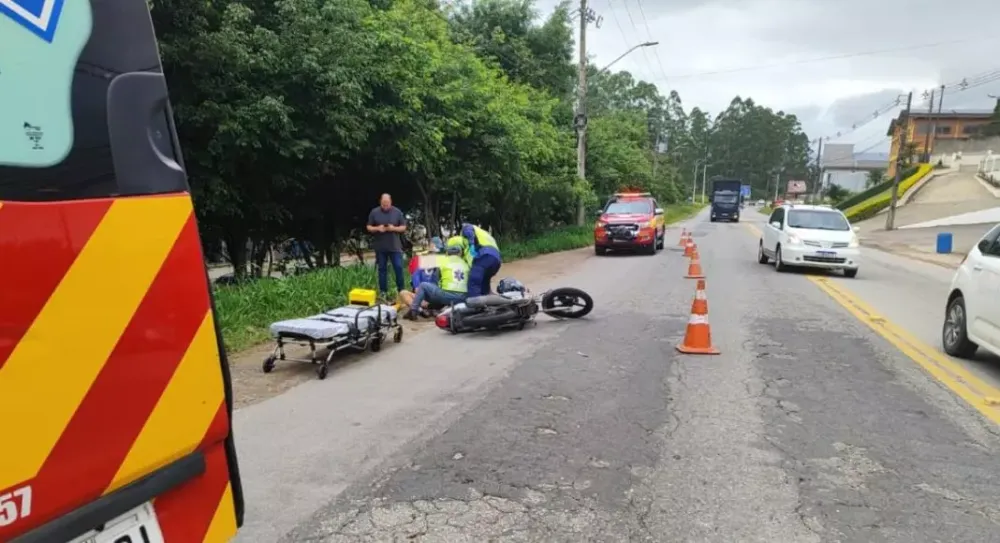 Motociclista sofre fratura exposta após acidente com caminhão em Gaspar