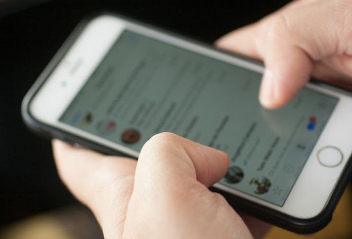 Proposta que proíbe o uso de celular nas escolas é aprovada na Câmara