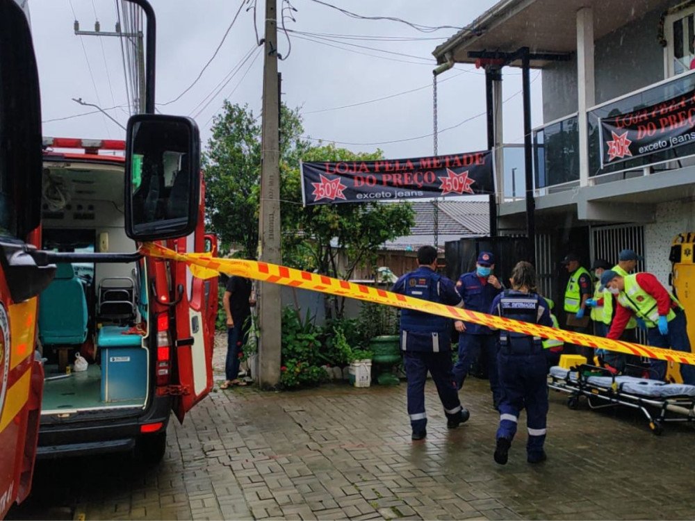 Mulher fica ferida após queda de elevador em Gaspar