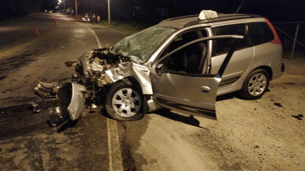 Motorista de carro fica ferido após batida com caminhão na SC-421, em Blumenau