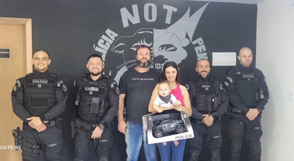 Casal visita sede do NOT para agradecer policiais que ajudaram a salvar a vida de bebê em Itajaí