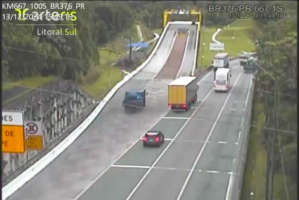 Vídeo: Motorista de caminhão utiliza área de escape na BR-376 entre PR e SC após perceber perda dos freios