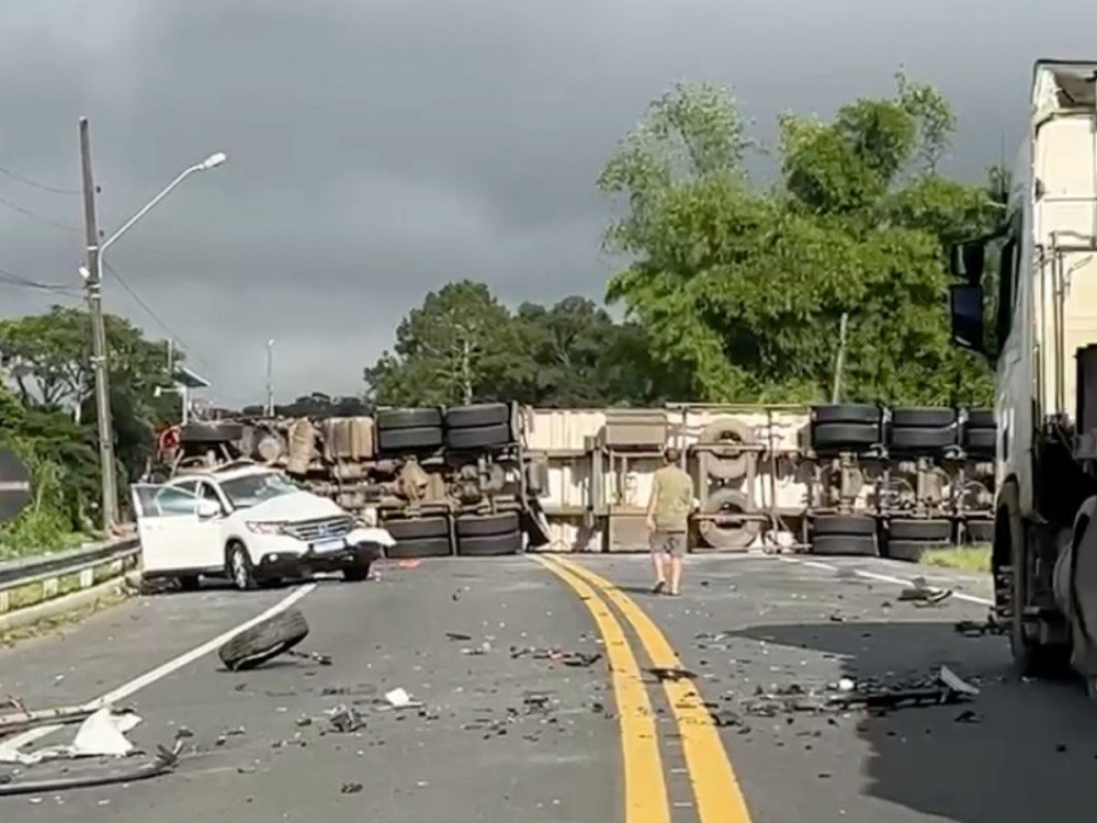 Acidente entre caminhão e dois carros bloqueia a BR-470 em Ascurra na manhã desta terça-feira