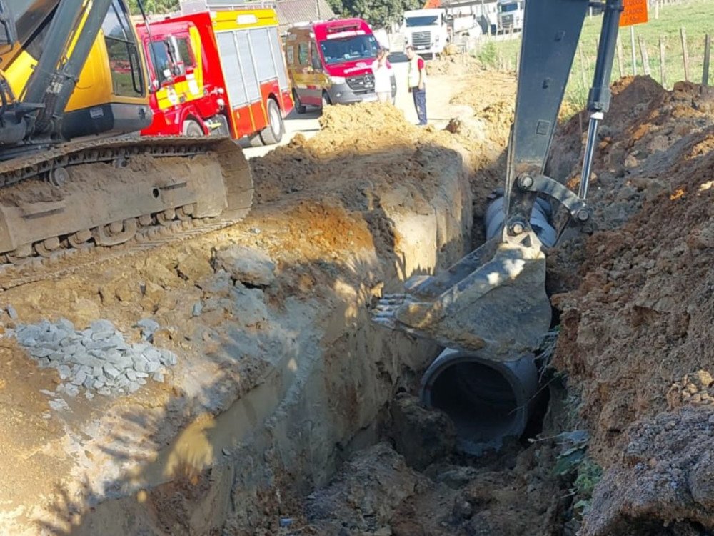 Trabalhador é resgatado após soterramento em vala no bairro Itoupava Central, em Blumenau