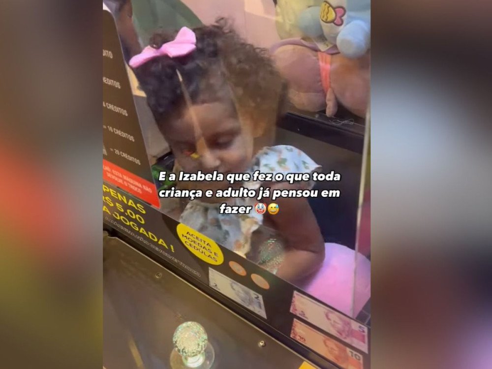 Vídeo: Menina de 3 anos fica presa em máquina de pelúcias em Brusque