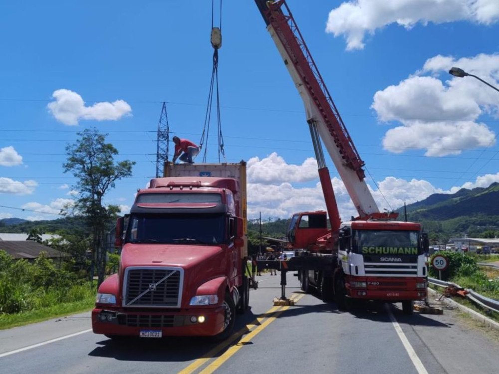 Trânsito é liberado após batida envolvendo caminhão e dois carros na BR-470 em Ascurra
