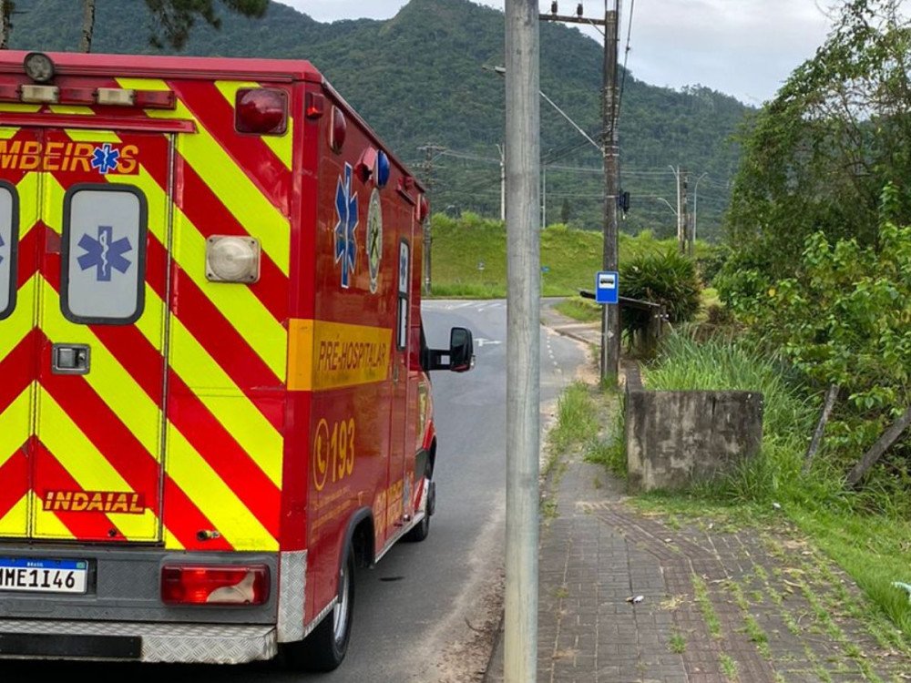 Homem é encontrado morto em calçada no bairro Rio Morto, em Indaial