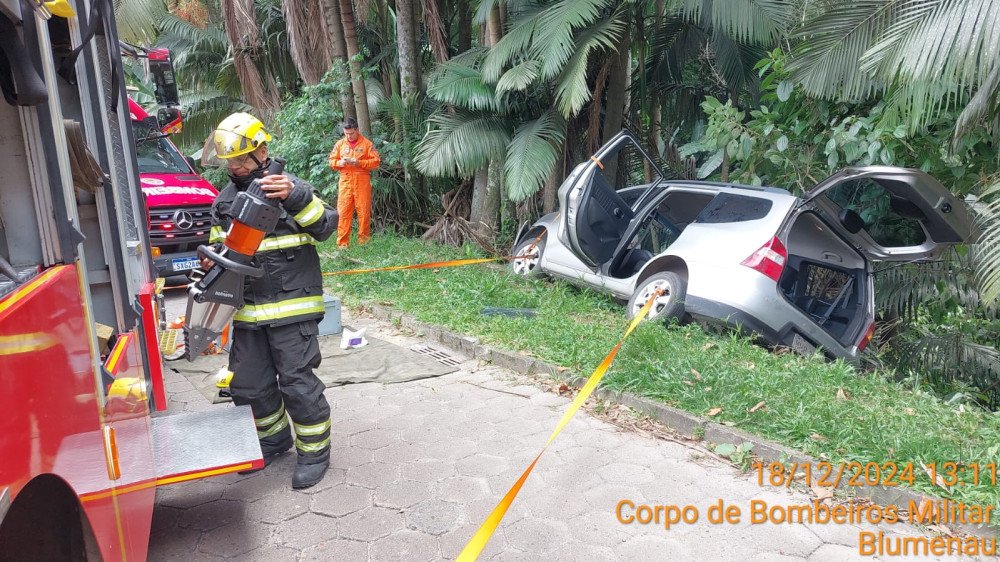 Mulher fica ferida após carro em que ela estava sair da pista e bater contra vegetação no bairro Salto do Norte