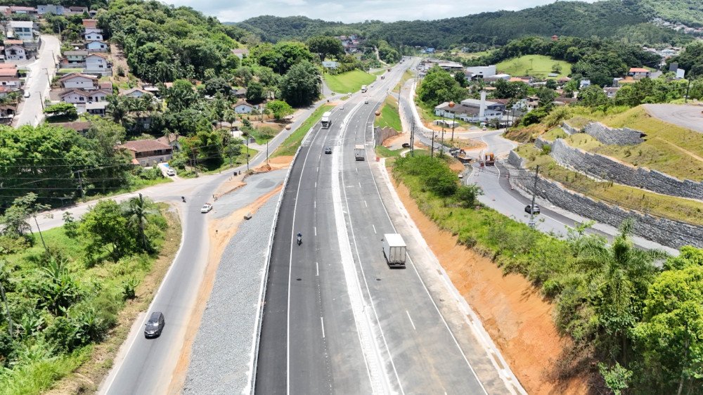 Vídeo: DNIT planeja concluir duplicação da BR-470 até o final de 2026, diz superintendente