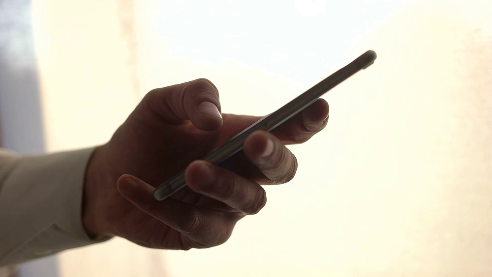 Senado aprova projeto que restringe uso de celular em sala de aula