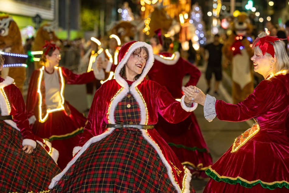 Penúltimo desfile do Natal em Blumenau ocorre na rua Alberto Stein; confira