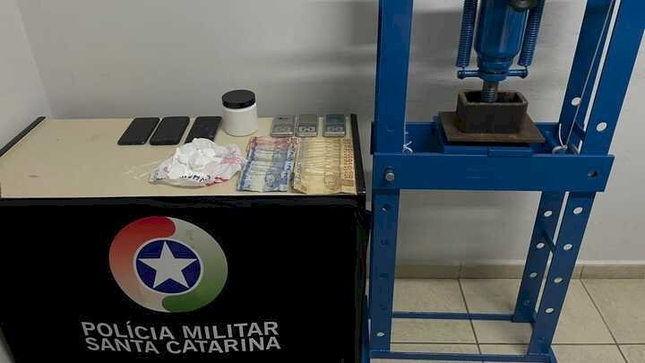 Três homens são detidos ao serem flagrados usando prensa para preparo de drogas em Brusque