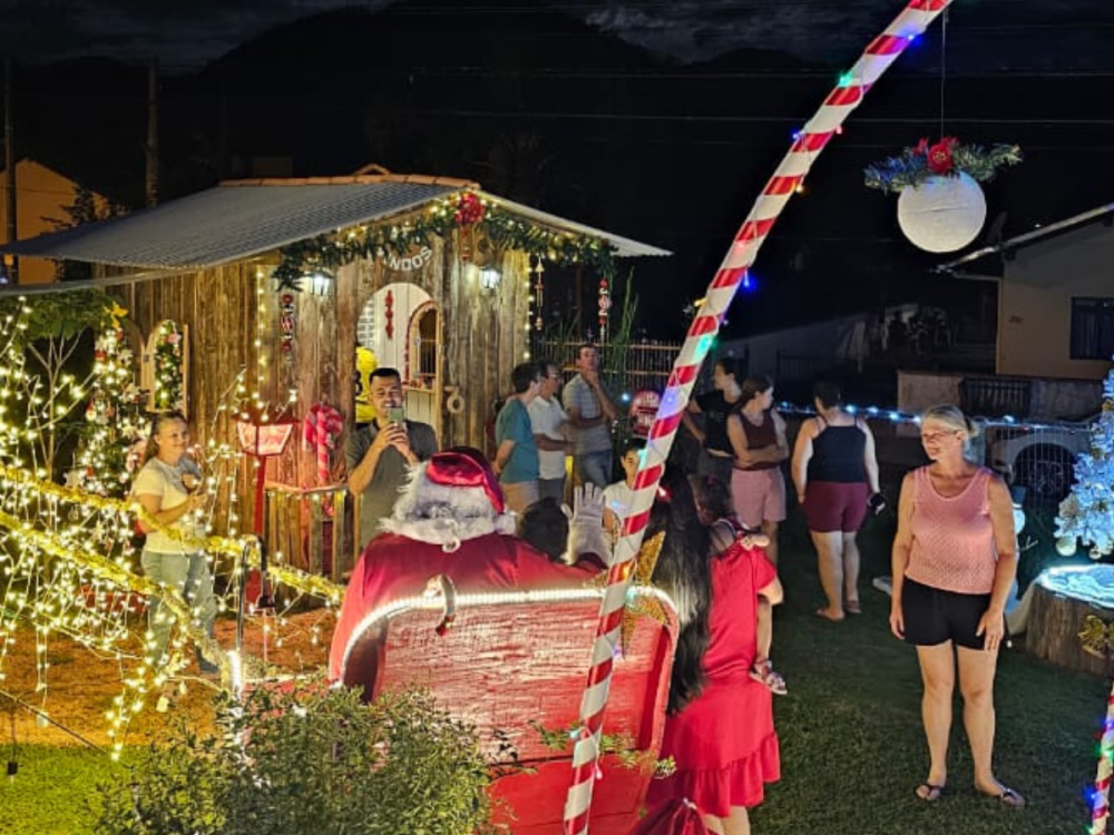 Família transforma casa em espaço natalino com mais de 14 mil luzes em Pomerode