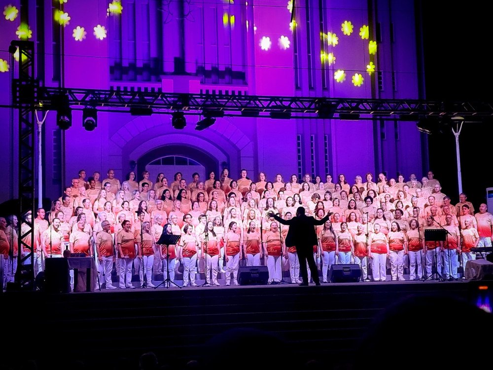 Natal Encantado em Rio do Sul terá coral de 160 vozes na Catedral São João Batista neste sábado