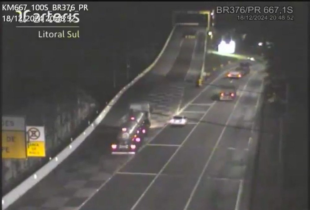 Vídeo: Motorista de carreta utiliza área de escape na BR-376 entre PR e SC após perceber perda dos freios