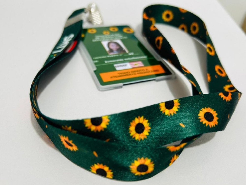 Carteirinhas e cordões de girassol para pessoas com deficiência oculta começam a ser entregues em Blumenau
