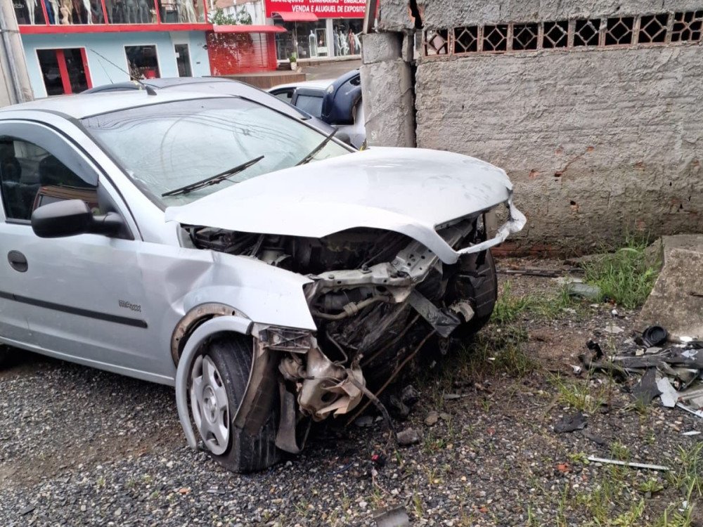 Motorista perde o controle do carro e acaba batendo contra muro em Brusque