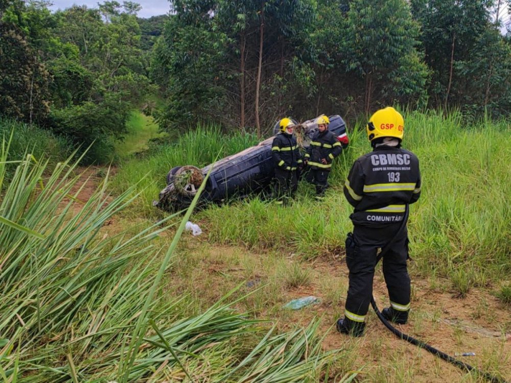 Motorista perde o controle e capota carro em Gaspar