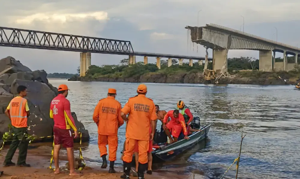 Ponte Juscelino Kubitschek desaba sobre o Rio Tocantins, deixando ao menos 14 desaparecidos