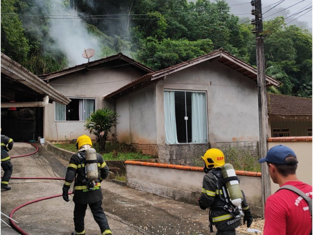 Após incêndio destruir casa, família de Gaspar pede ajuda