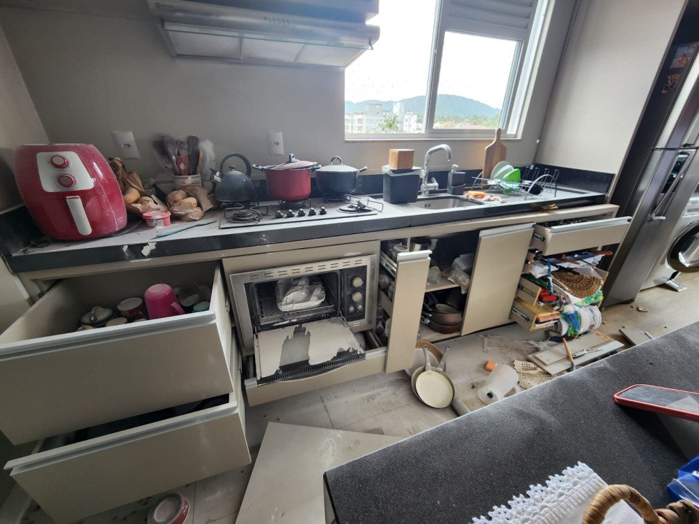 Duas pessoas sofrem queimaduras após explosão em apartamento em Timbó