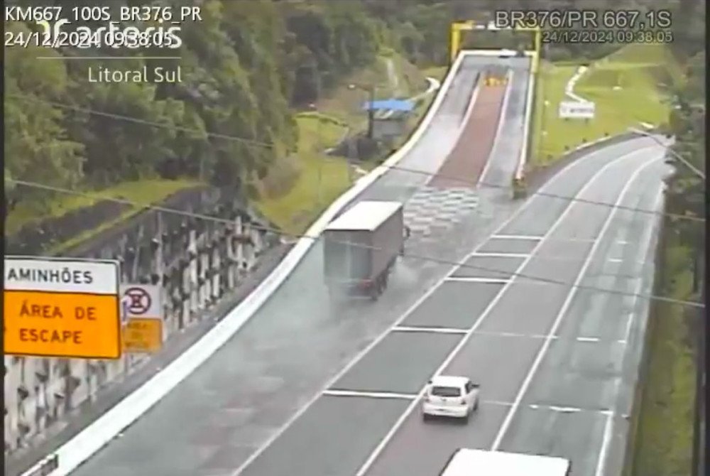 Vídeo: Motorista de carreta utiliza área de escape na BR-376 entre PR e SC e evita acidente
