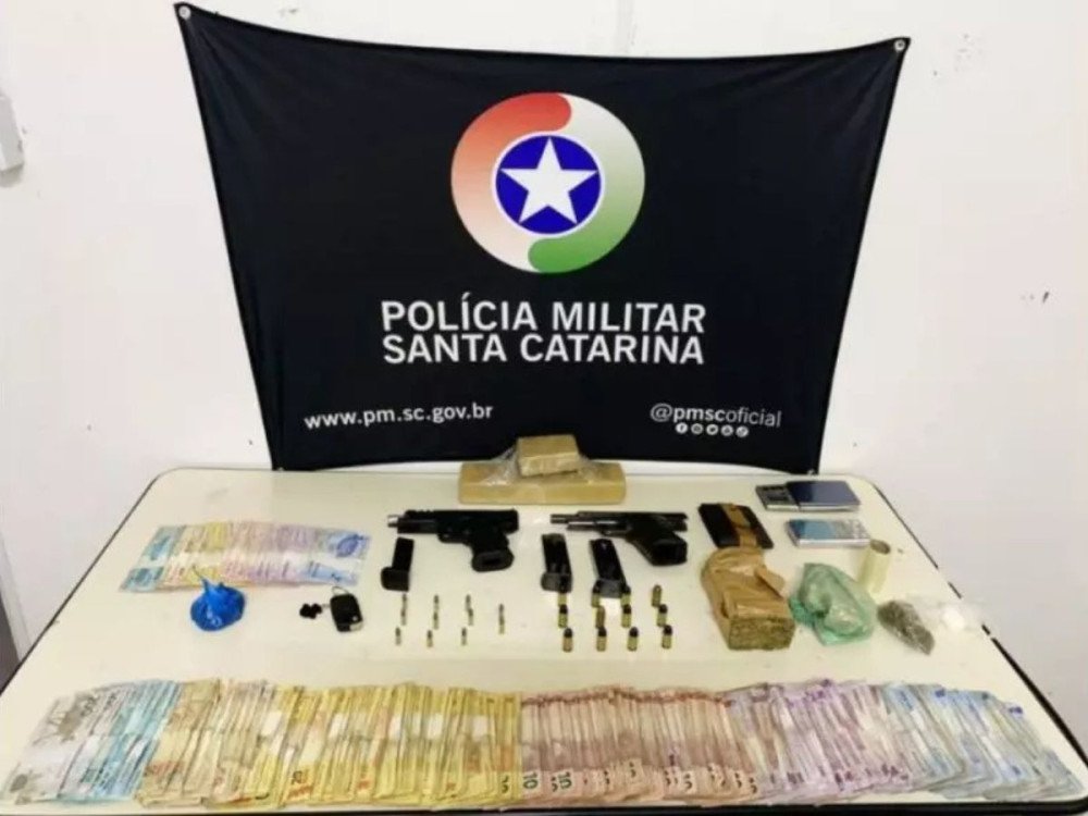 PM prende três homens por tráfico de drogas e posse ilegal de arma no bairro Itoupava Central