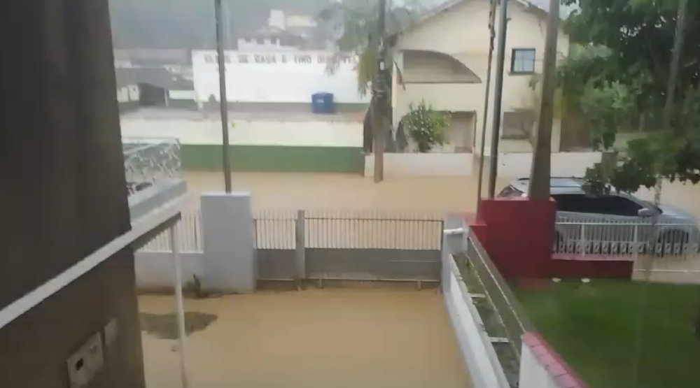 Vídeo: Chuva forte causa transtornos em Rio do Sul