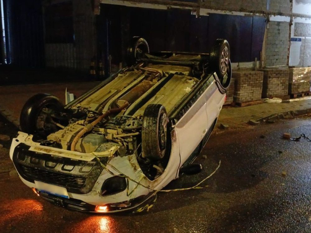 Motorista capota carro e se recusa a fazer bafômetro em Blumenau