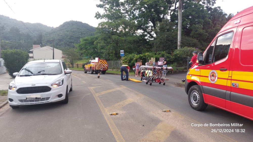 Motociclista fica ferido após batida com carro no bairro Passo Manso, em Blumenau