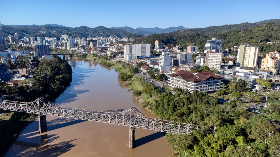 Alterações no trânsito de Blumenau começam neste sábado para montagem da estrutura do Réveillon