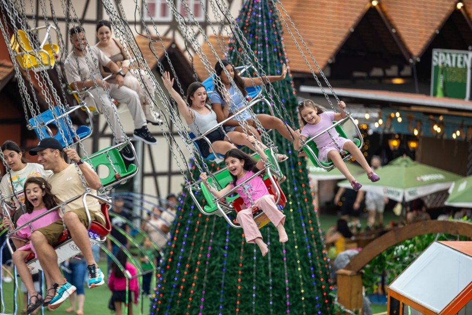 Natal em Blumenau: brinquedos garantem a diversão dos visitantes no Parque Vila Germânica