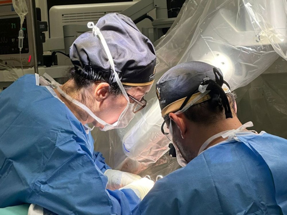 Primeira cirurgia de redesignação sexual com técnica de robótica no Brasil é sediada por hospital de Blumenau