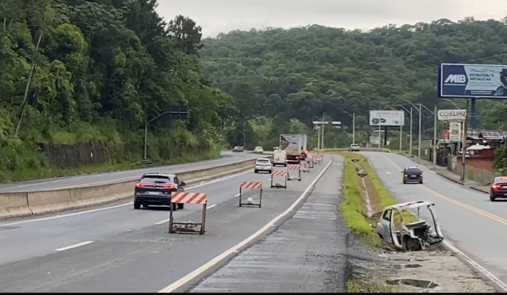 Fluxo intenso de veículos é registrado na BR-470 na manhã deste sábado; confira