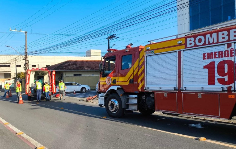 Duas pessoas ficam feridas em acidente envolvendo carro e motocicleta em Gaspar