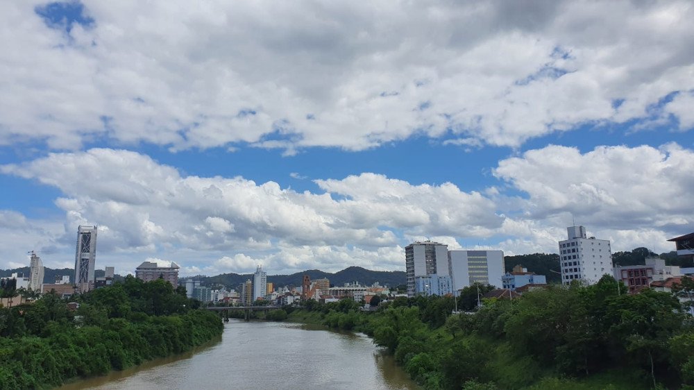Domingo terá sol e algumas nuvens com possibilidade de chuva durante a tarde, em Blumenau