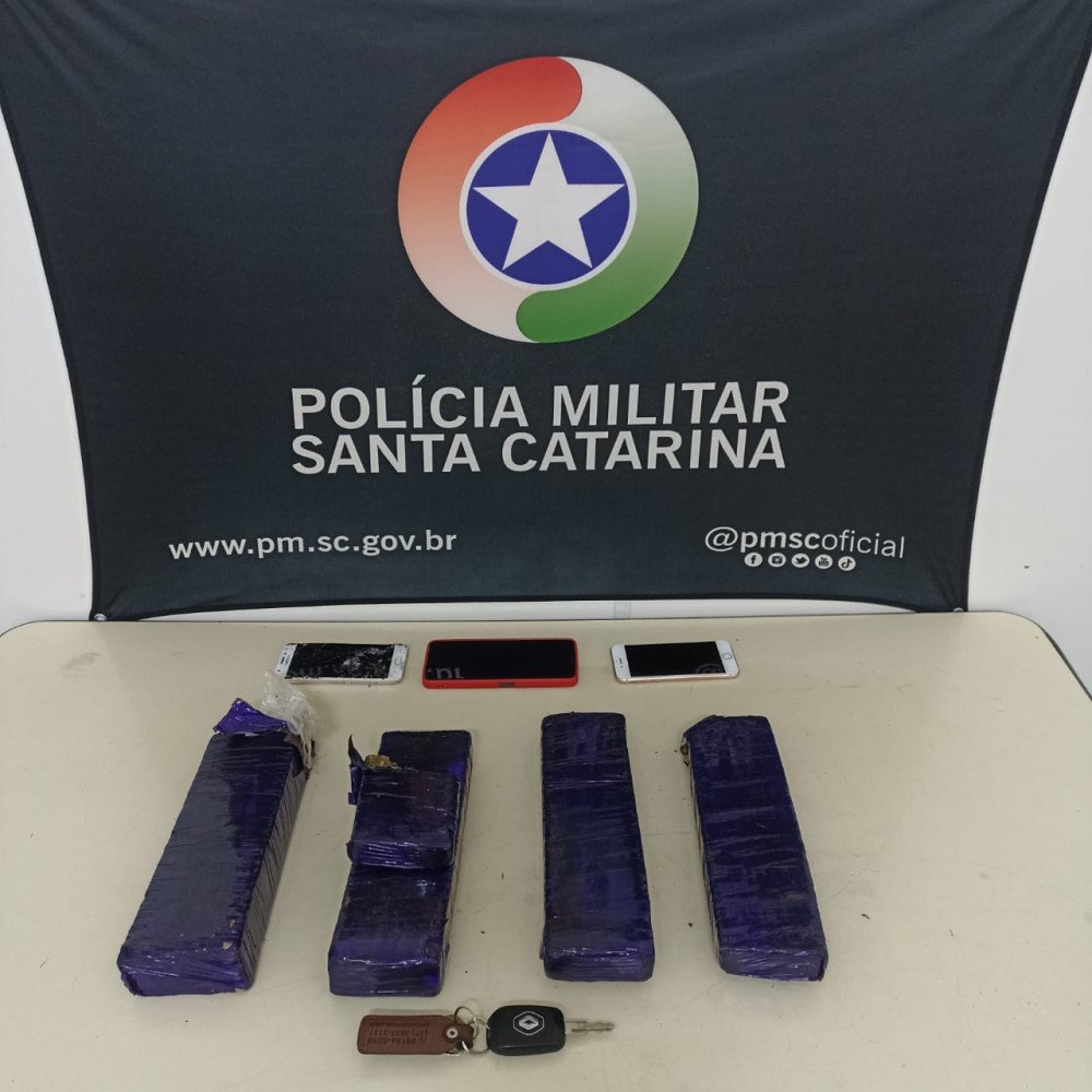 Três homens são detidos com 5 kg de maconha durante abordagem no Centro de Blumenau