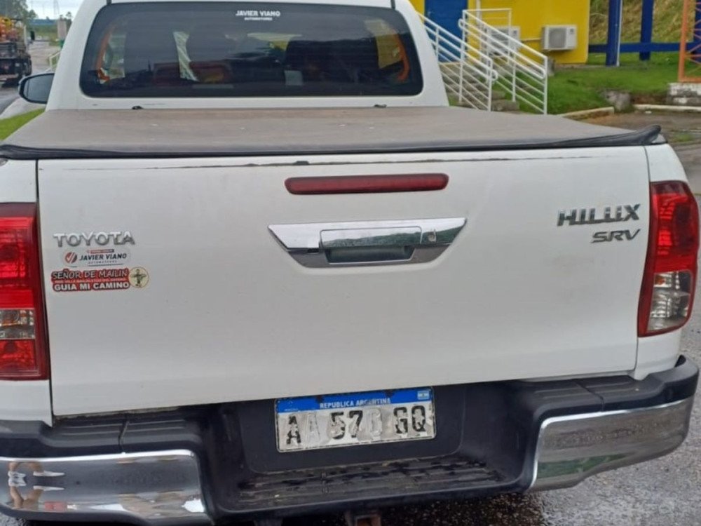 PRF flagra picape argentina com placas ilegíveis na BR-101 em Paulo Lopes