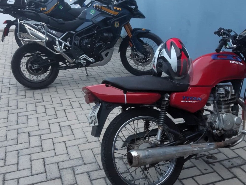 Homem é preso com motocicleta com placa falsa depois de fugir da abordagem na BR-101 em Balneário Piçarras