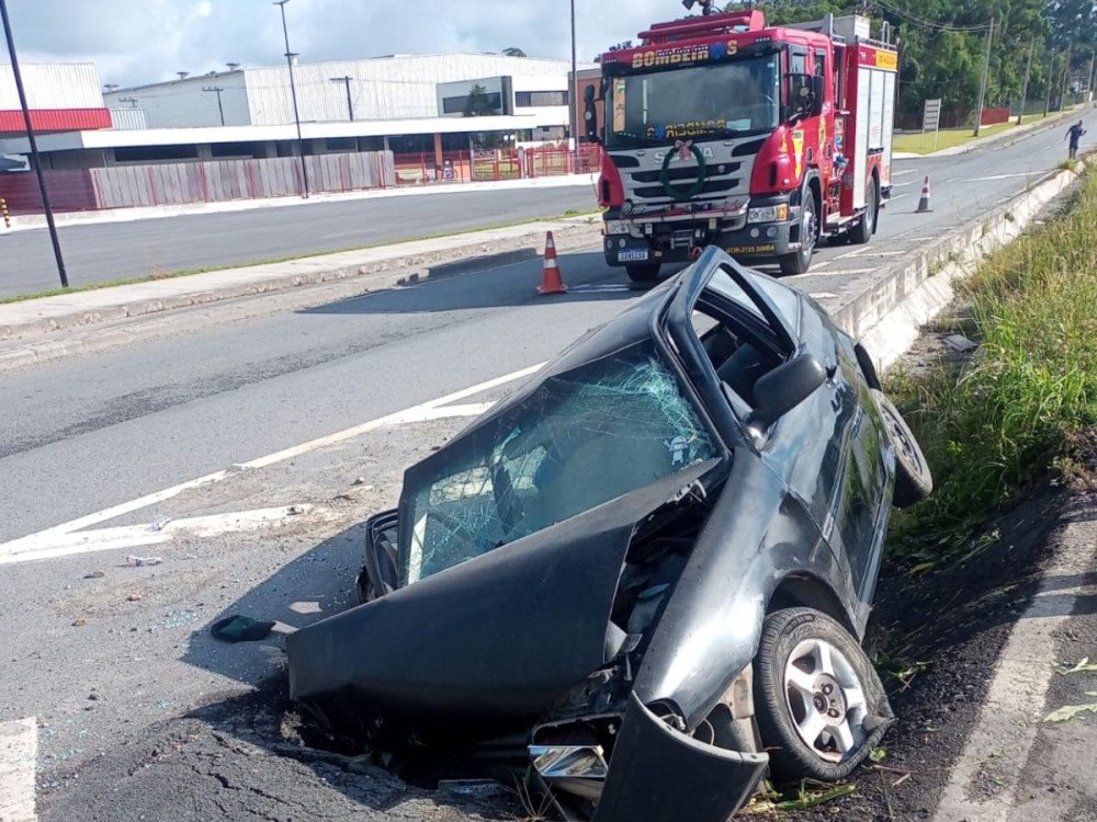 Bebê de 6 meses e mais três pessoas ficam feridos em acidente na BR-470, em Indaial