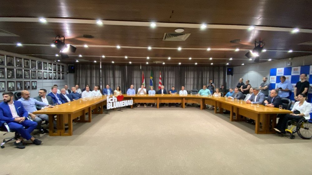 Vídeo: Cerimônia marca posse dos novos secretários de Blumenau