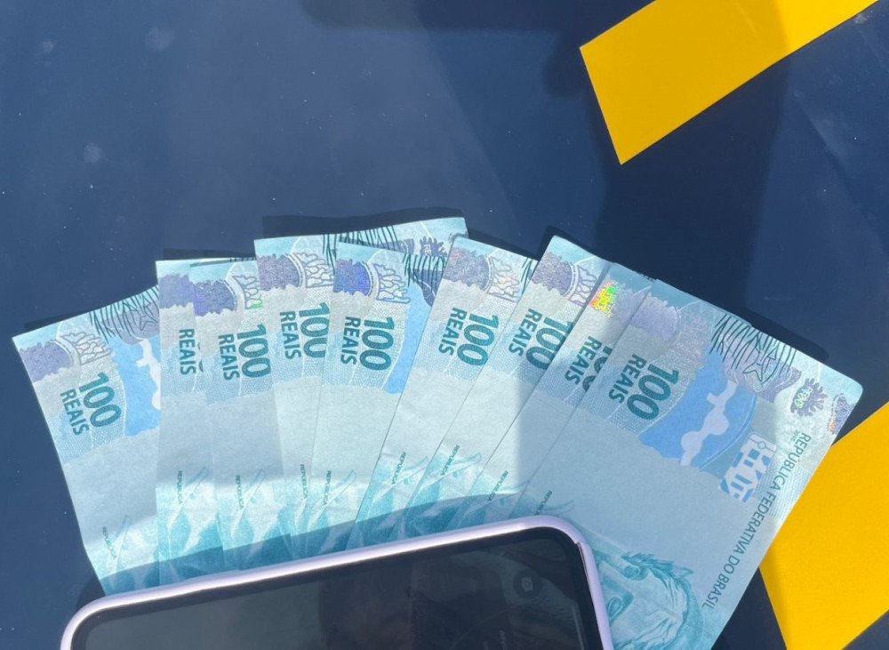 PRF flagra mulheres com notas de dinheiro falsas na BR-101 em Paulo Lopes