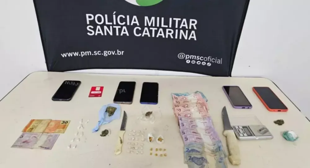Quatro pessoas são detidas por tráfico de drogas no Centro de Blumenau