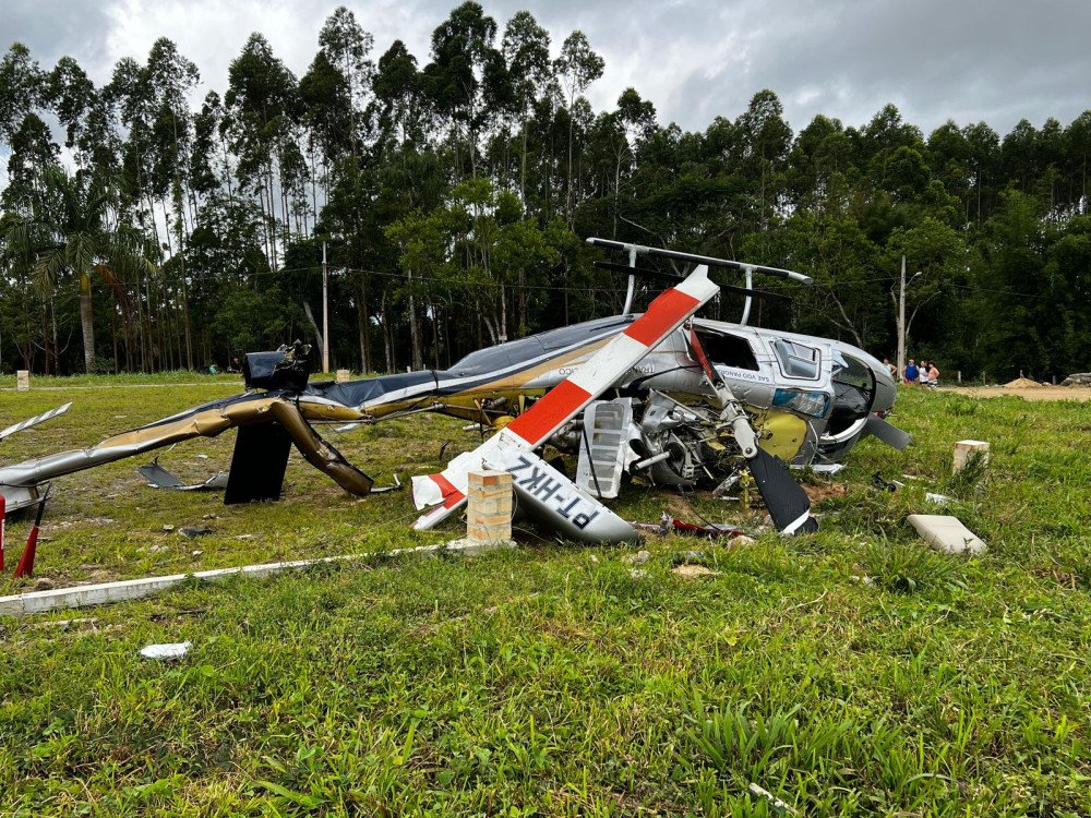 Vídeo: Helicóptero cai em Penha e deixa feridos