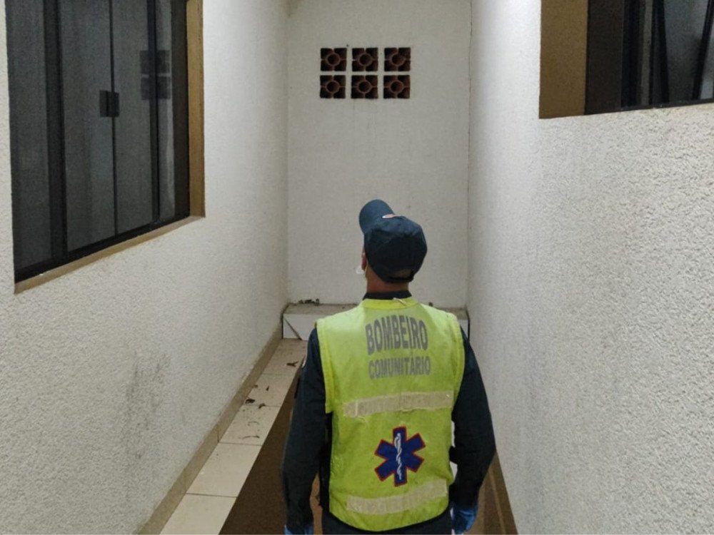 Homem cai de telhado durante manutenção e é resgatado pelos bombeiros em Gaspar