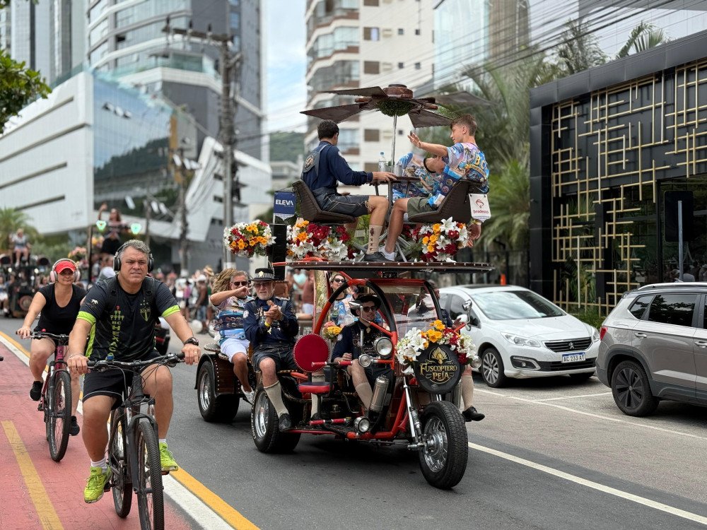 Planetapéia leva alegria às ruas de Balneário Camboriú com carros e brinquedos temáticos
