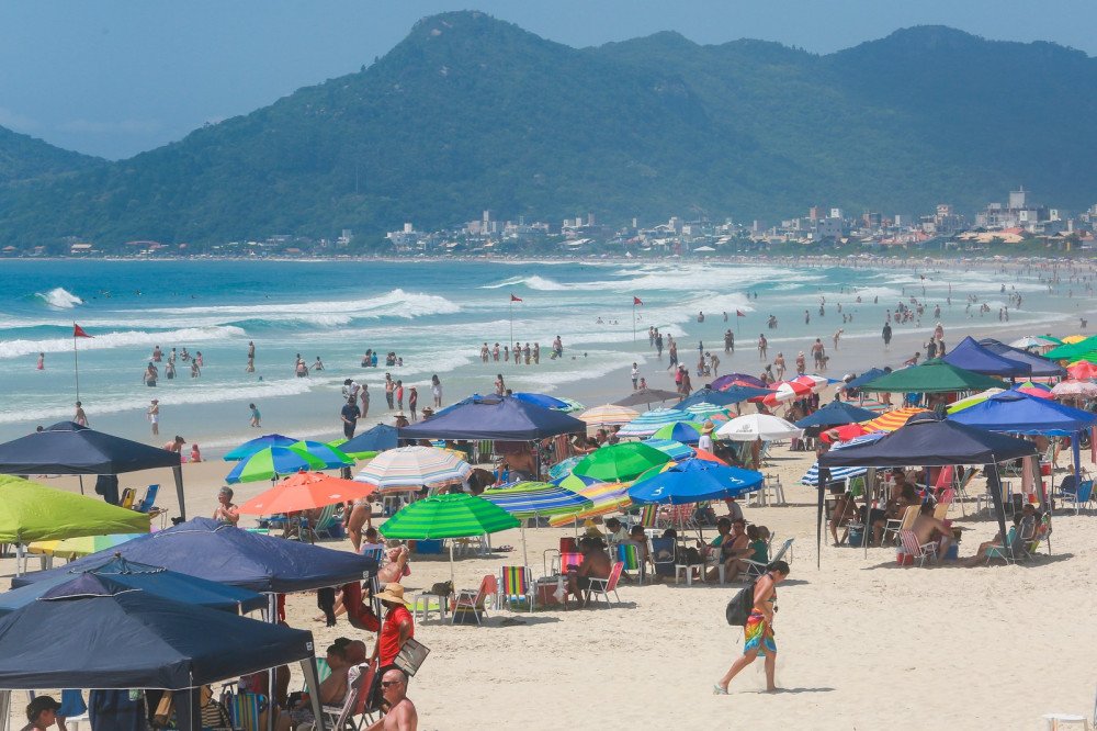 Com o calor e o aumento de turistas, casos de viroses crescem em SC