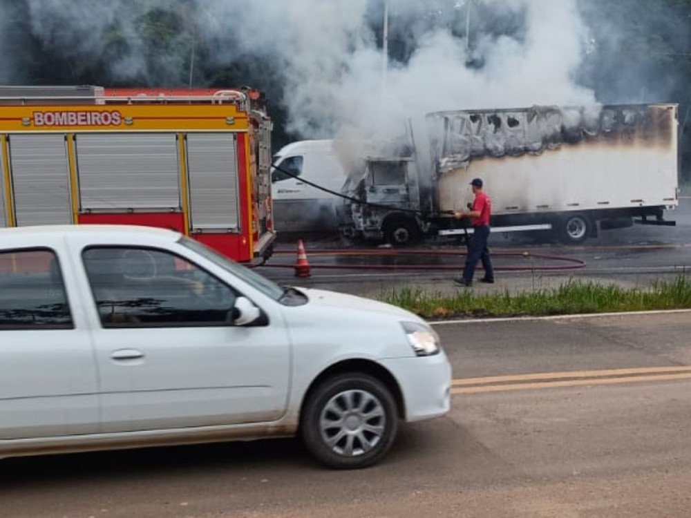 Vídeo: Caminhão pega fogo na BR-470 em Blumenau